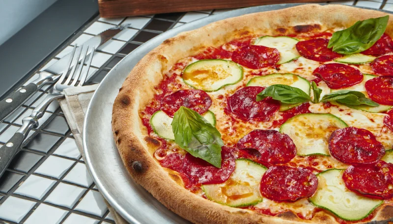 Pizza con chorizo y calabacín