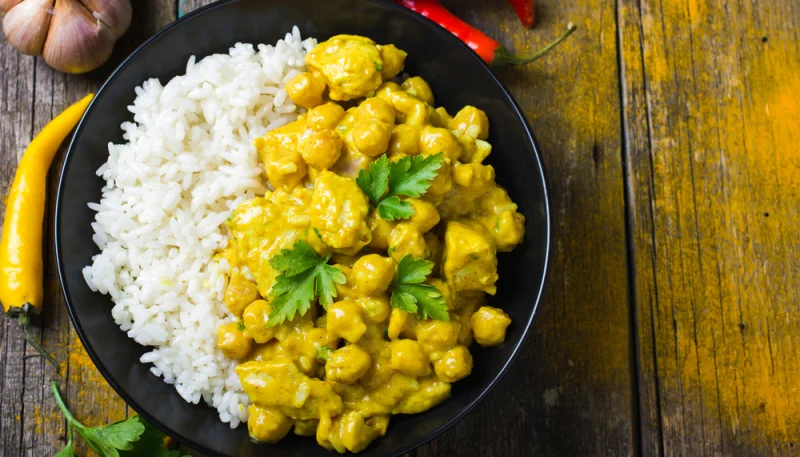 Pollo picante con garbanzos