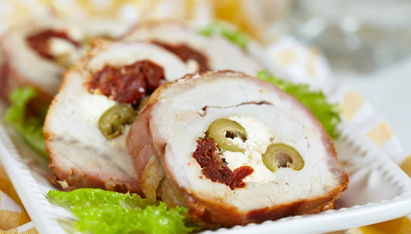 Rollitos de pavo rellenos de tomates secos, aceitunas y queso feta