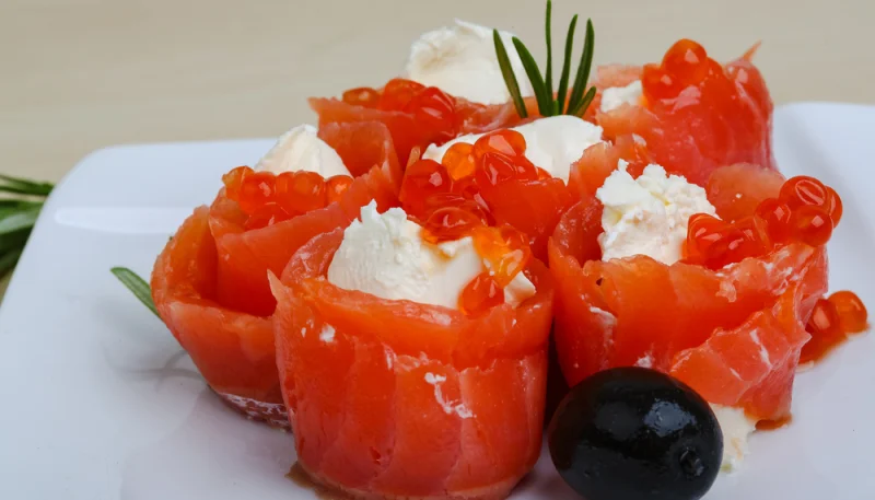 Rollitos de salmón y caviar