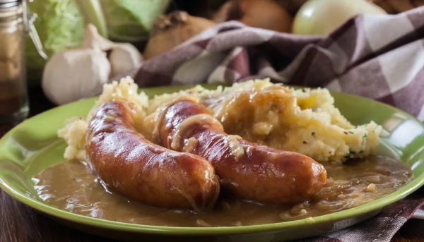 Salchichas encebolladas