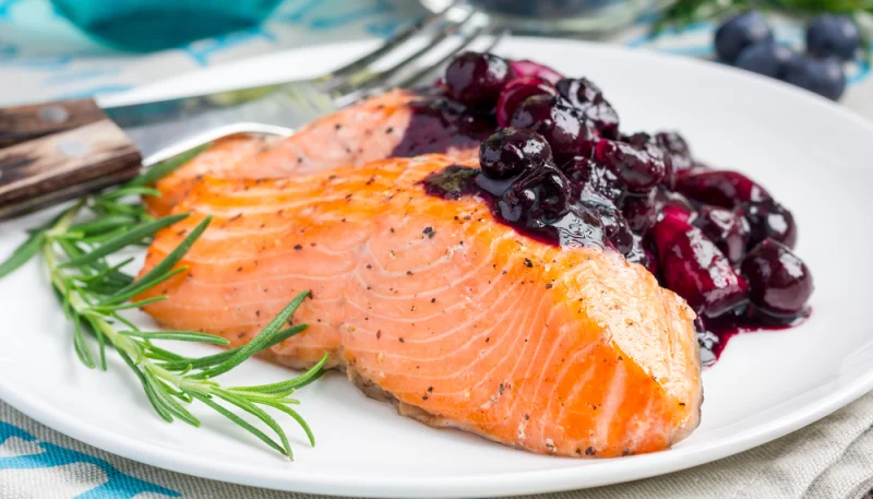 Salmón con salsa de frutos rojos