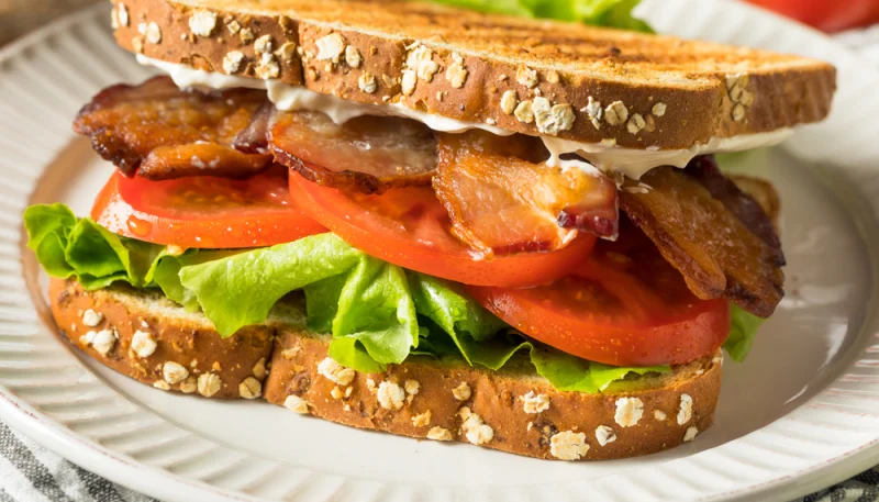 Sándwich BLT (Bacon, lechuga y tomate)