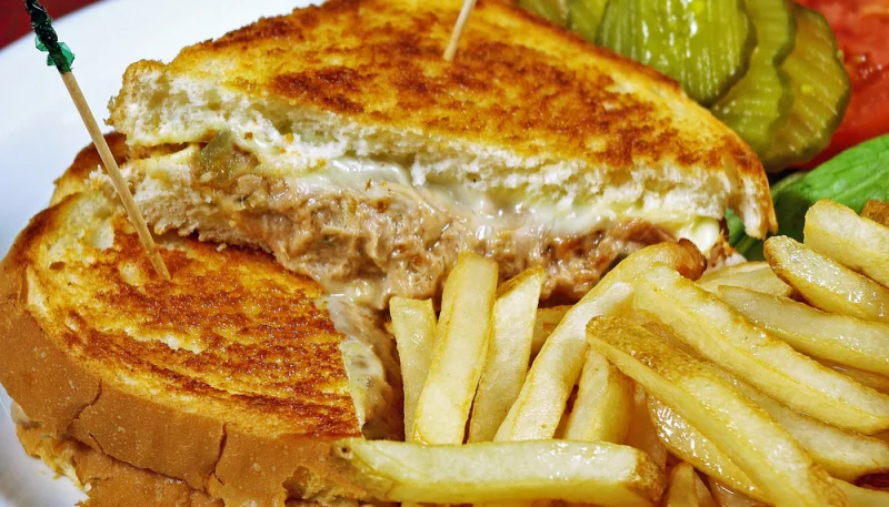 Sándwich de atún con queso