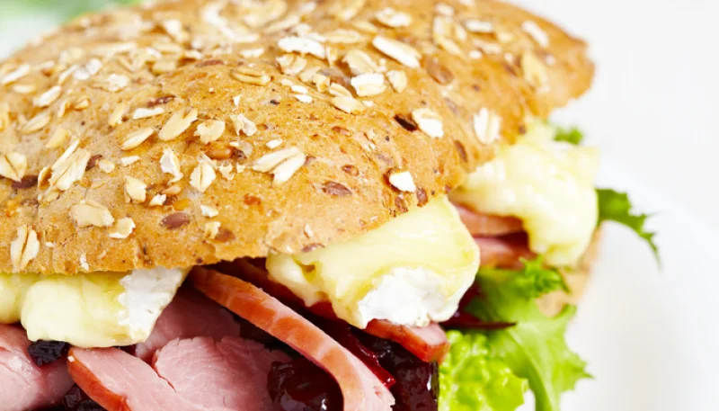 Sándwich de pavo y queso brie