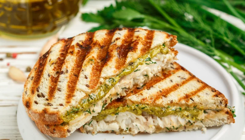 Sándwich de pescado con pesto