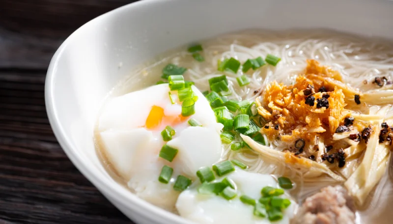 Sopa con fideos y huevos