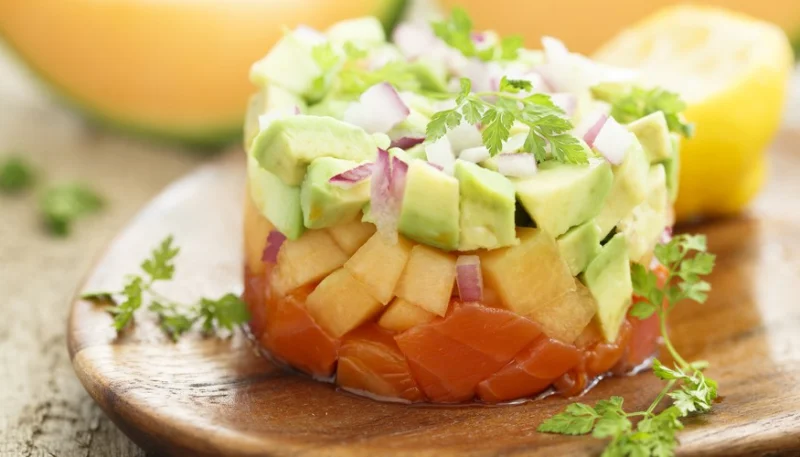 Tartar de salmón, aguacate y melón