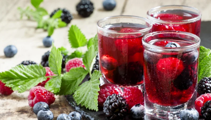 Té frío con frutos frescos