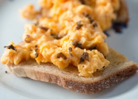 Tosta de revuelto de trufa
