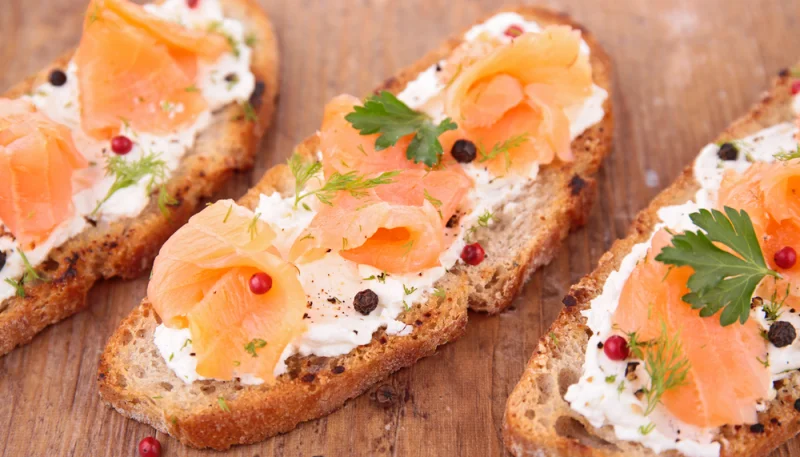 Tostada de salmón con queso crema