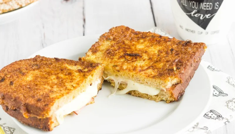 Tostadas de huevo y queso