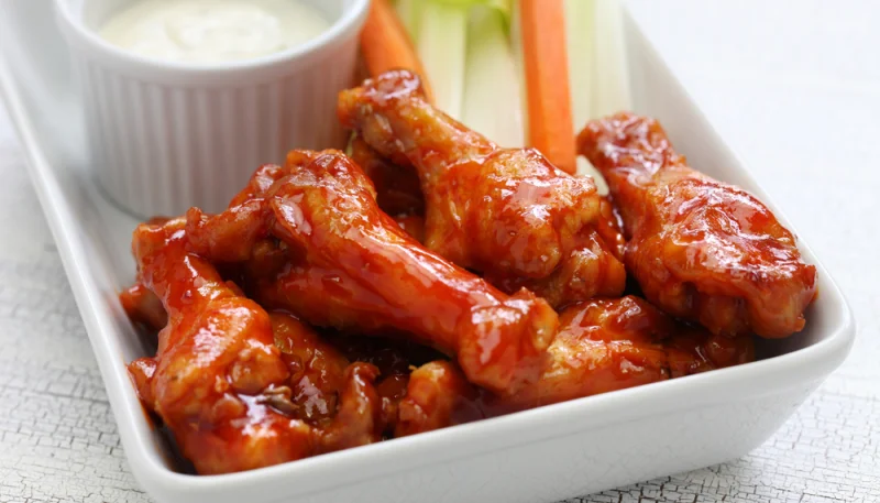 Alitas de pollo con salsa búfalo