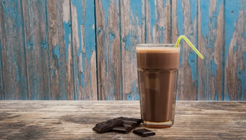 Batido de chocolate, aguacate y plátano