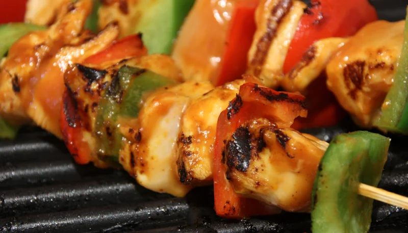 Brochetas de pollo con pimientos