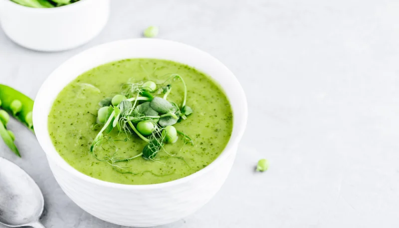 Crema de guisantes y almendras