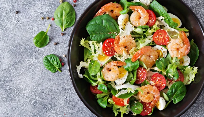 Ensalada con huevos y gambas