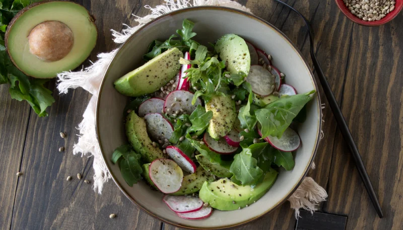 Ensalada de aguacate y rábanos
