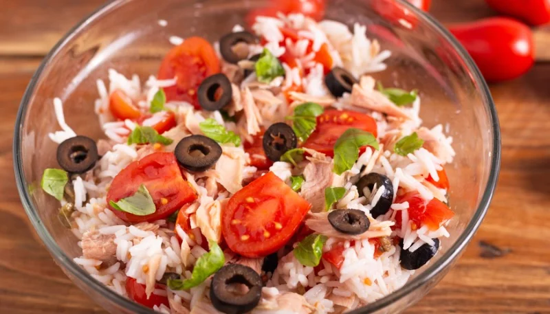 Ensalada de arroz con aceitunas negras, tomate y atún