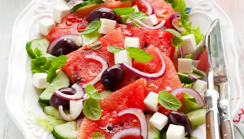 Ensalada de sandía, queso, pepino y aceitunas