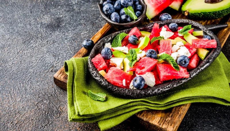 Ensalada de sandía, aguacate, queso y arándanos