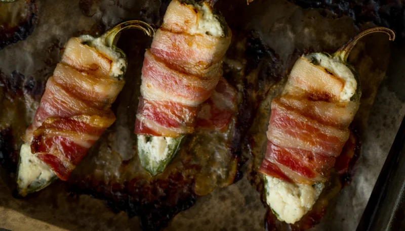 Jalapeños con queso y bacon