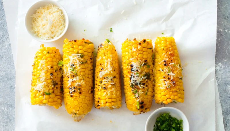 Mazorcas de maíz al parmesano