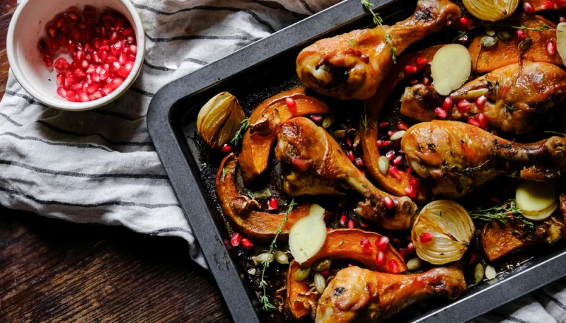 Muslos de pollo al horno con calabaza y granada