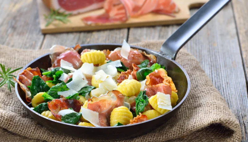 Ñoquis con bacon, espinacas y parmesano