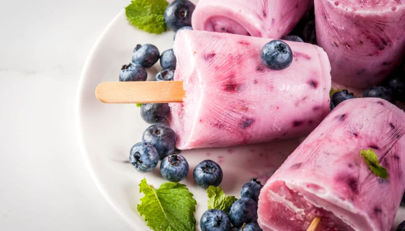 Paletas de yogur con arándanos