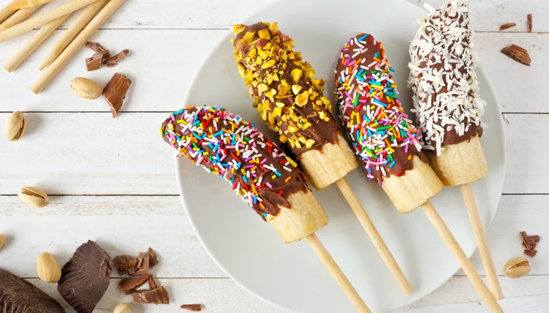 Plátanos congelados con chocolate y toppings