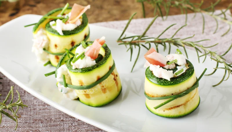 Rollitos de calabacín rellenos de jamón y queso