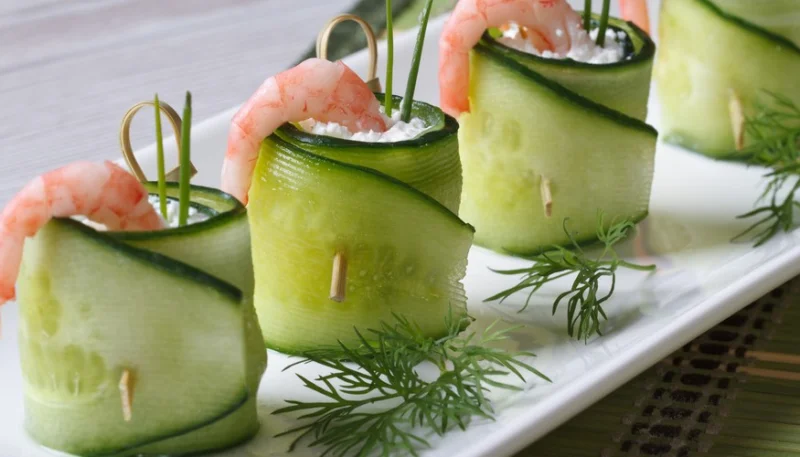 Rollitos de pepino con gambas y queso azul