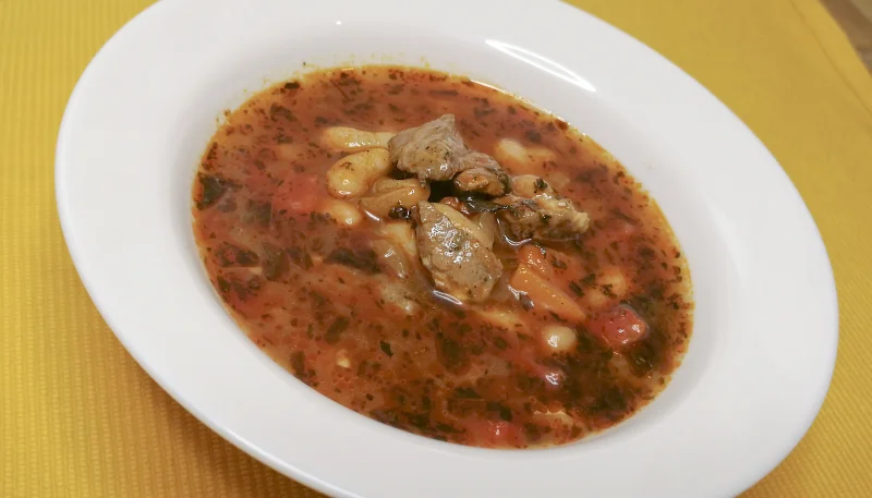 Sopa de alubias con carne