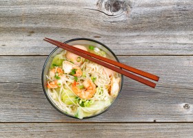 Sopa de fideos con gambas