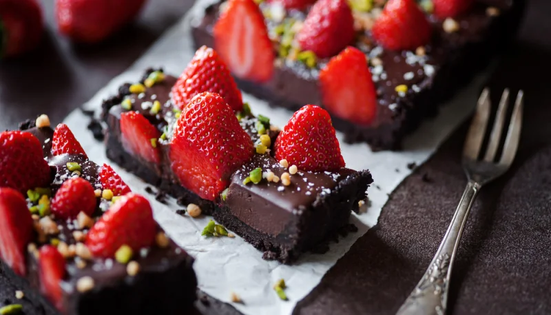Tarta de chocolate con fresas