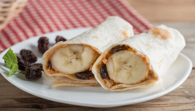 Tortillas con mantequilla de cacahuete, pasas y plátano