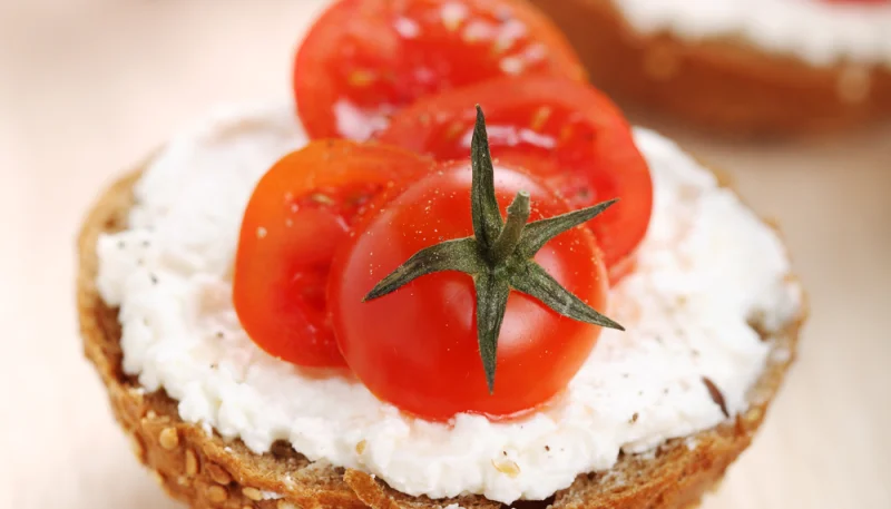 Tosta de queso crema con tomate