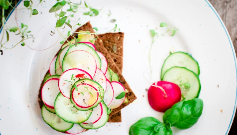 Tostadas de aguacate y rábano
