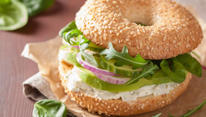 Bagel de aguacate, pepino y cebolla
