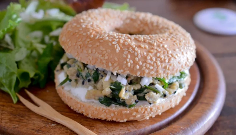 Bagel de huevos revueltos y espinacas