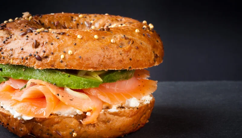 Bagel de salmón y aguacate