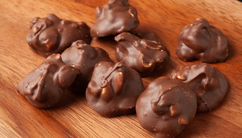 Bocados de cacahuetes y chocolate