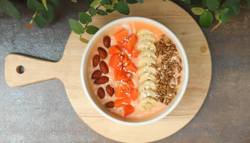 Bol de papaya y frutas