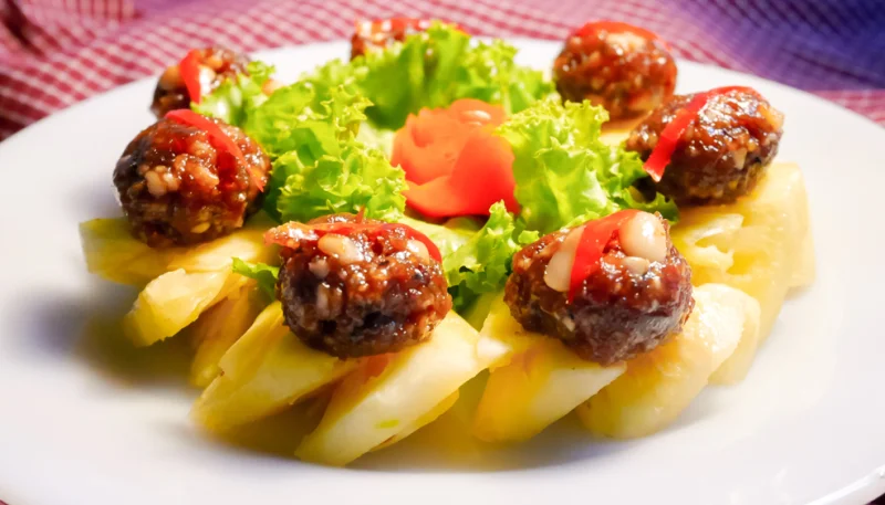 Bolitas de carne con cacahuetes