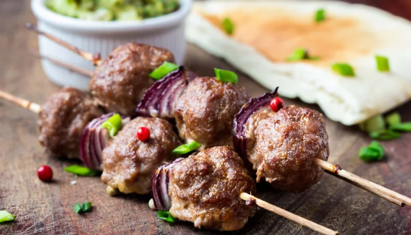 Brochetas de bolitas de carne