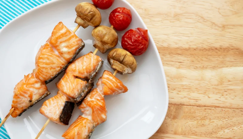 Brochetas de salmón y champiñones