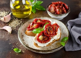 Bruschetta con tomates secos y aceitunas