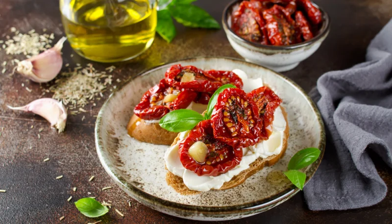 Bruschetta con tomates secos y aceitunas