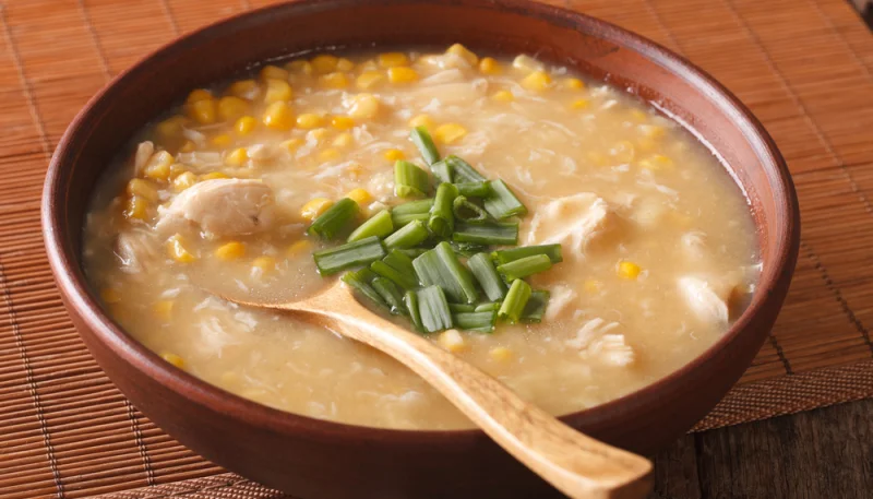 Caldo con maíz y pollo